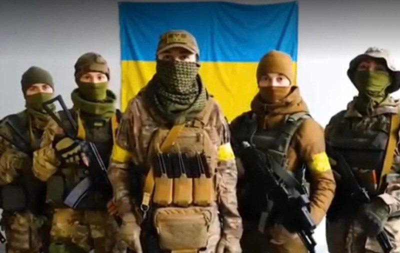 VIDEO | Șapte ucrainence înarmate amenință soldații ruși: „Vă împușcăm ca pe câinii turbați!”
