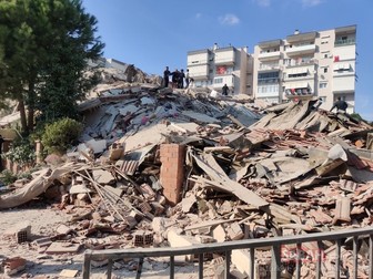 Cutremurul a distrus mai multe clădiri în Izmir (foto EPA)