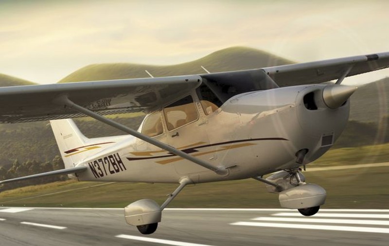 A aterizat cu avionul după ce pilotul murise