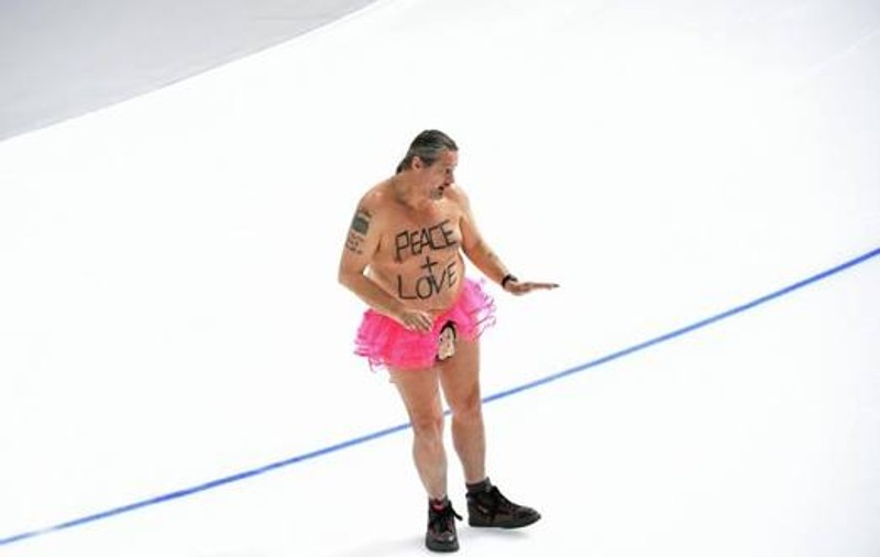 Un intrus a intrat aproape dezbrăcat pe gheață, la Jocurile Olimpice de iarnă 2018 / GALERIE FOTO