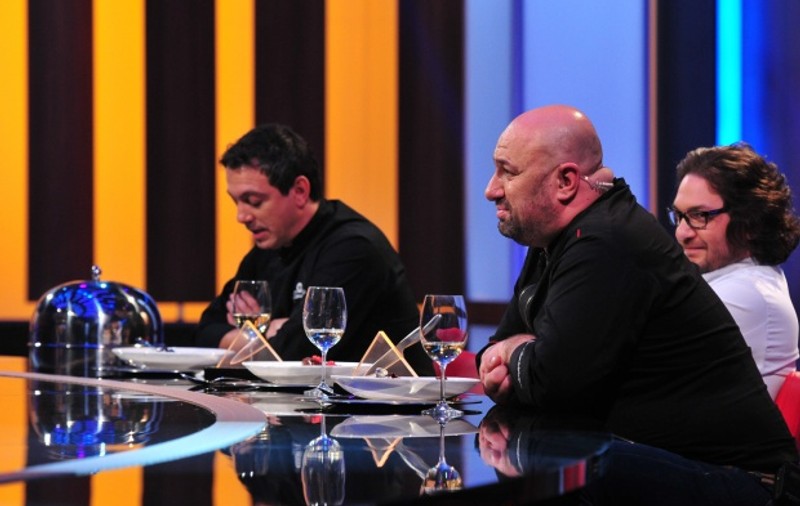 Un concurent de la "Chefi la cuţite" a băut ca să aibă curaj în bucătărie! "A vrut cineva să îmi ofere 100 de lei"