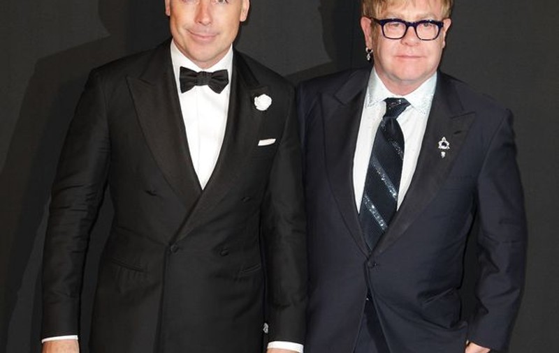 Elton John își mai dorește un copil cu iubitul său David Furnish