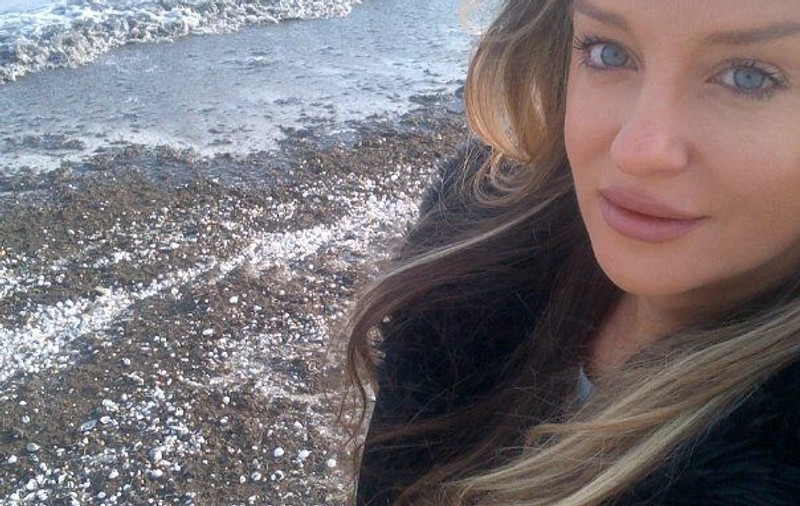 Tania Budi, dependentă de mare. Uite-o pe plajă la 10 grade!