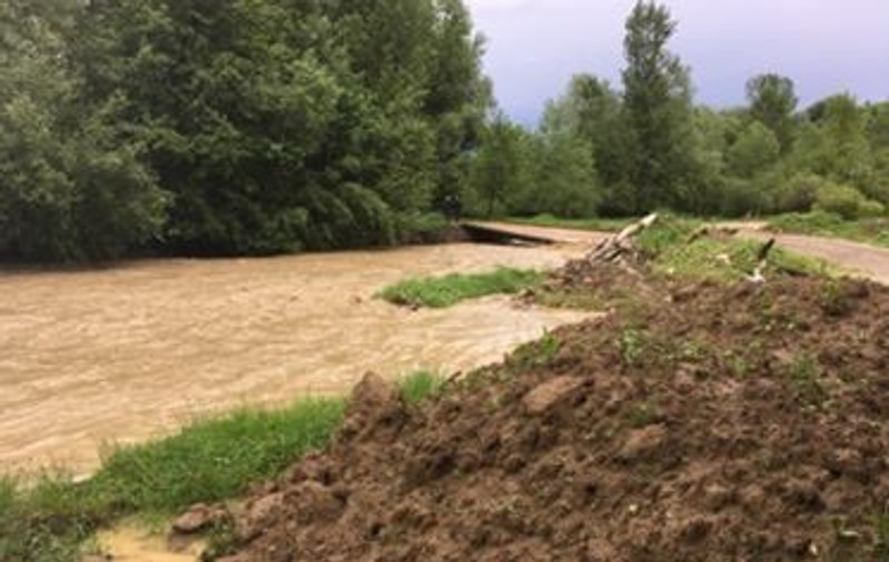 Sud-vestul județului Neamț, potopit de viituri. Au fost afectate zece comune și un oraș
