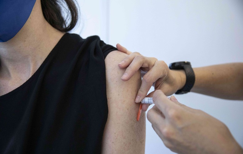 Un medic s-a oferit voluntar pentru testarea unui vaccin anti-COVID-19. Ce efecte secundare a avut serul