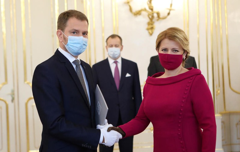 Guvernul Slovaciei a depus jurământul cu măști pe față și cu mănuși de plastic