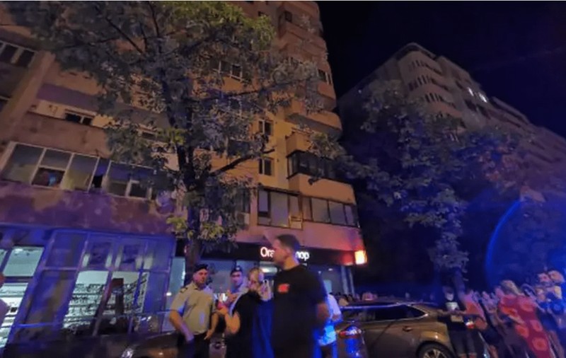 Mama gemenilor care au căzut de la etajul 10 al unui bloc din Ploiești a fost condamnată la închisoare cu executare