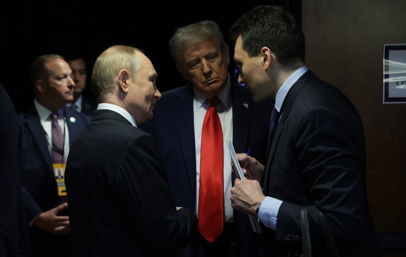 Cum a încercat Vladimir Putin să depășească „complexul lui Napoleon” la summitul cu Donald Trump. Imaginile care au reaprins speculațiile despre sănătatea lui
