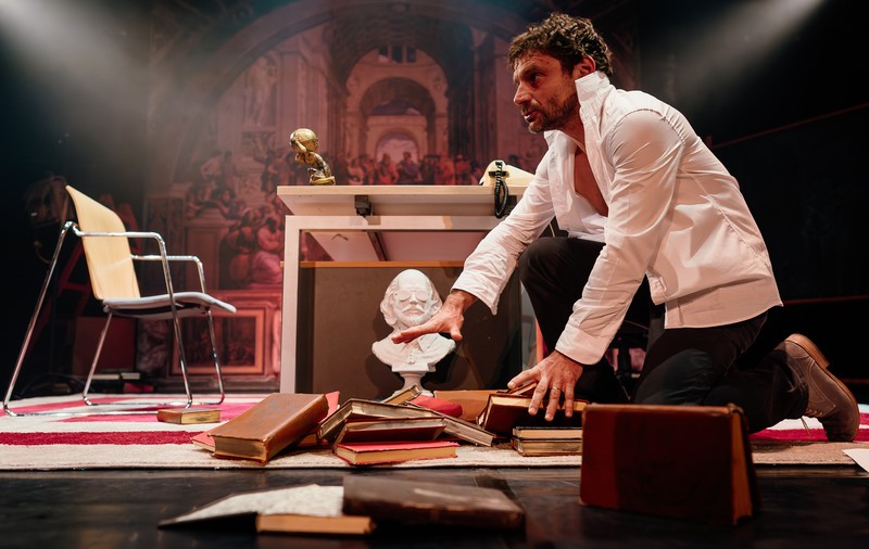 INTERVIU | Abuzul de putere dintre un profesor și o studentă, explorat într-un spectacol de teatru: „Pune sub lupă responsabilitatea actului educațional”