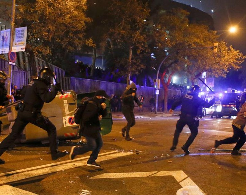 VIDEO | Violențe în Barcelona, după El Clasico. Zeci de persoane au fost rănite