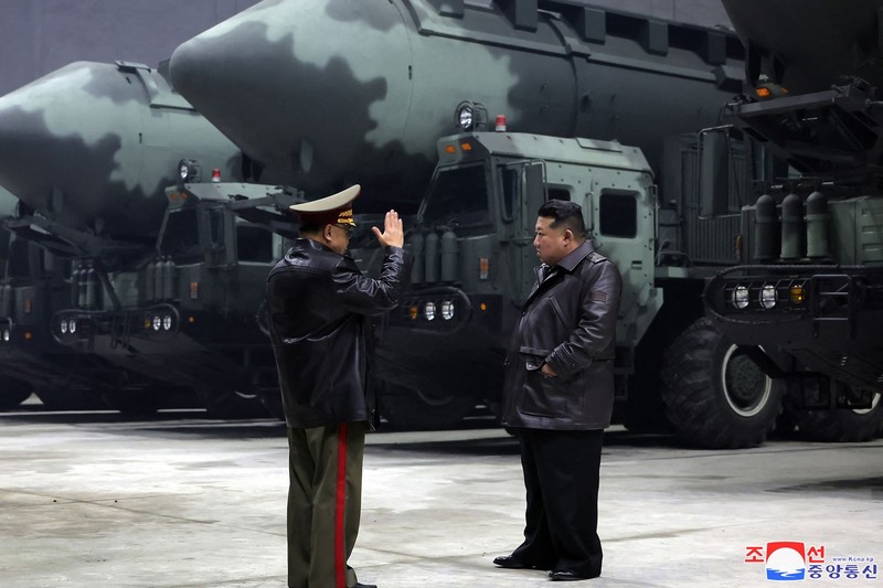Liderul nord-coreean Kim Jong-un, la baza de rachete intercontinentale. Foto profimedia