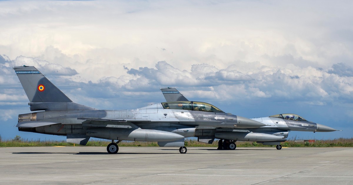 Poză cu două aeronave F-16 la Baza Aeriană Borcea