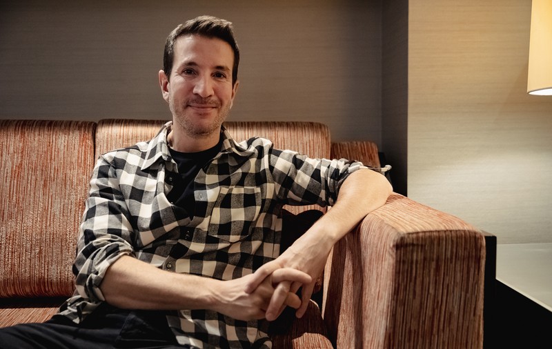 Interviu cu Alex Michaelides, autorul bestsellerului „Pacienta tăcută”, despre noul său roman, „Furia”:  „Literatura cu adevărat bună îți adâncește propria experiență de viață”