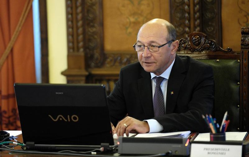 Traian Băsescu nu este doar PRIMUL CÂRMACI al ţării, ci şi PRIMUL GRĂDINAR | IMAGINI PE CARE NU LE VEZI ÎN FIECARE ZI