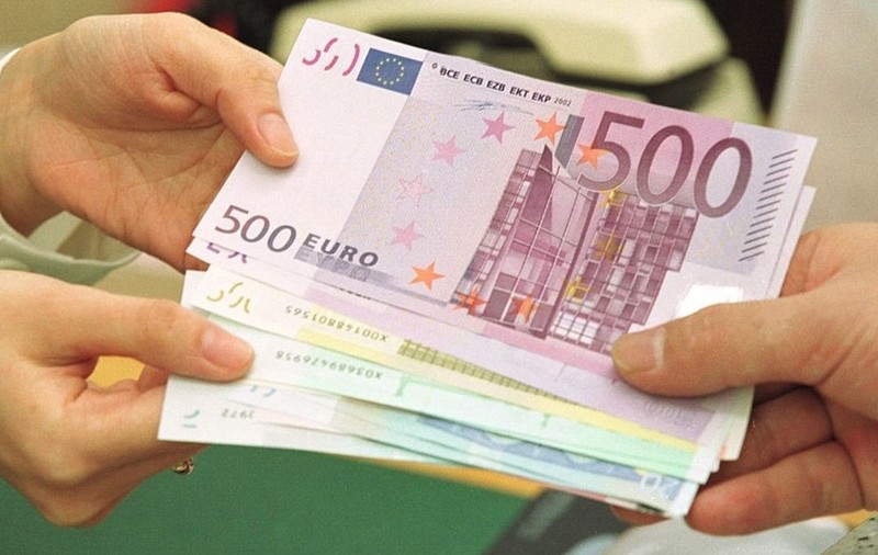 Alocație de 10.000 de euro primită din greșeală, ani la rând fiscul cere toți banii înapoi. Sursă foto: Getty Images.