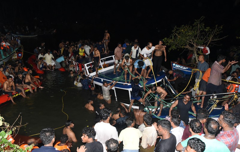 Cel puțin 22 de morți, între care patru copii, după ce o barcă supraîncărcată cu turiști s-a răsturnat, în India