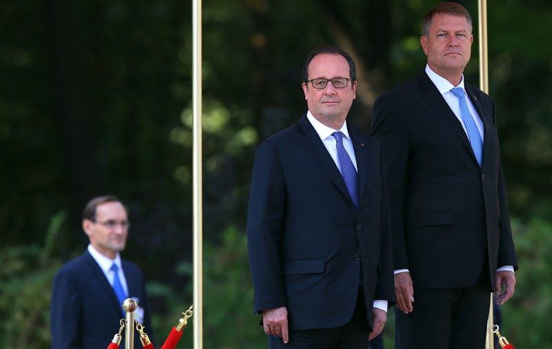Francois Hollande începe marţi prima sa vizită în România; Incident în coloana oficială