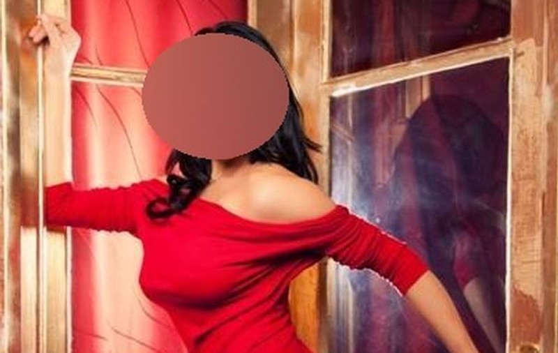 Uite în ce IPOSTAZĂ a fost surprinsă ÎN AŞTERNUTURI o vedetă de la noi! | FOTO