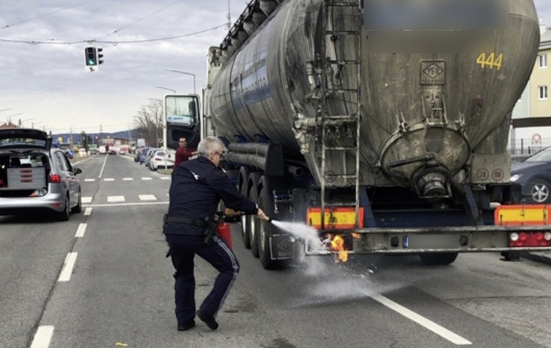 Șofer român lăsat fără camion de polițiștii care l-au oprit ca să-l ajute, în Austria