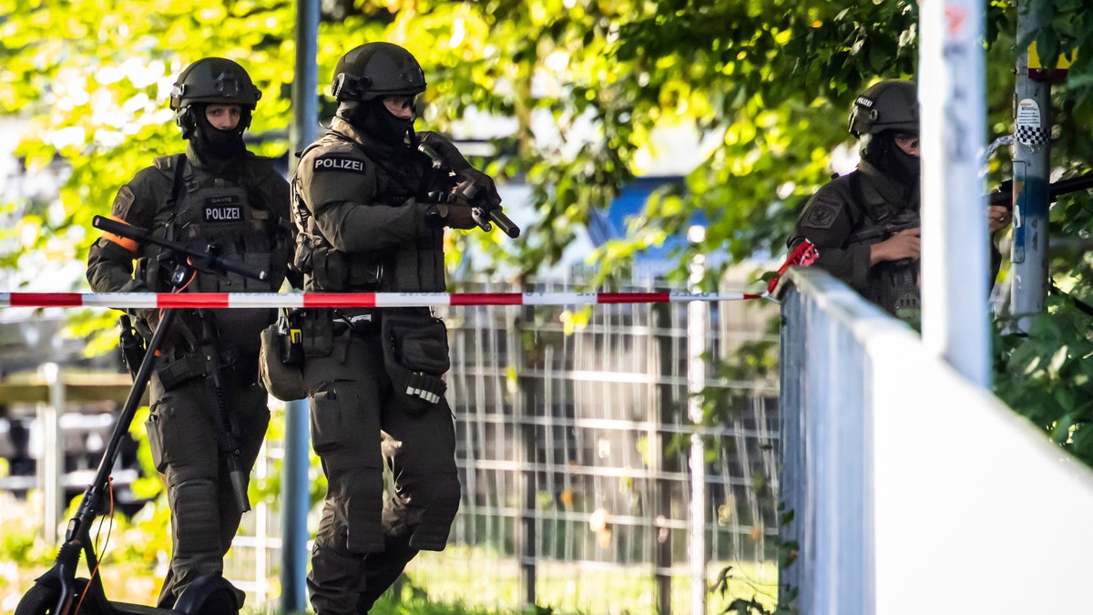 polițiști elvețieni în Aarau, după un atac armat