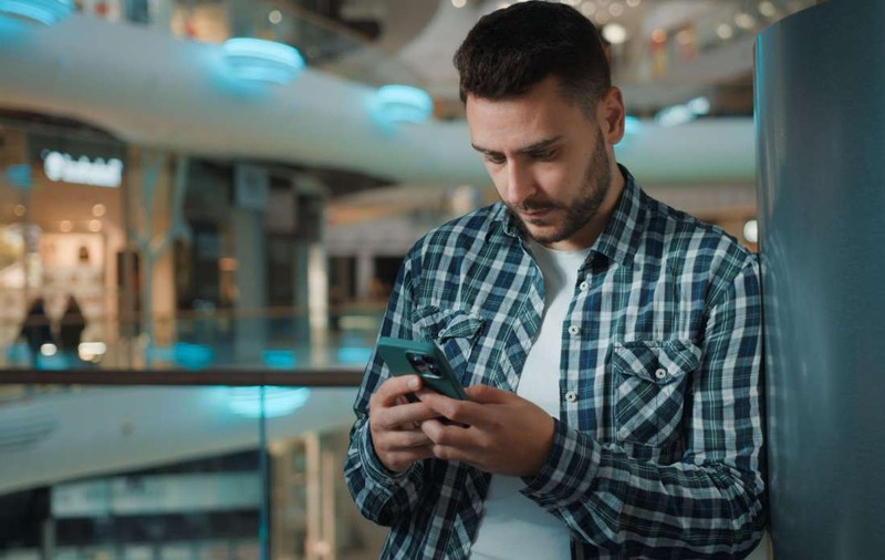 De ce simți nevoia să verifici telefonul chiar și atunci când nu sună: cum îți poți „reînvăța” creierul să se concentreze