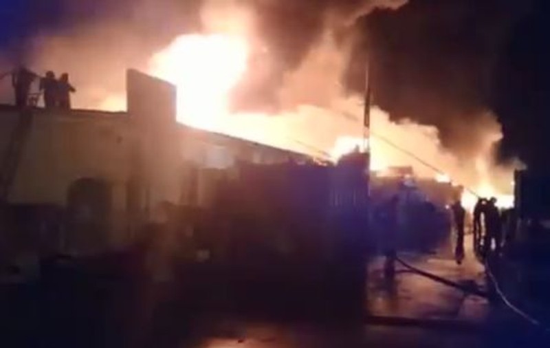 VIDEO | Incendiu de proporții în Sibiu, la un depozit de uleiuri şi vopsea. Avertismentul autorităților