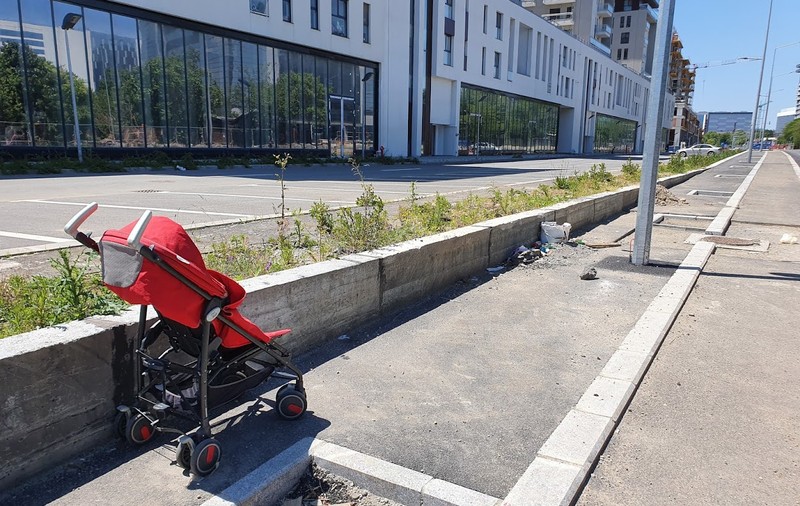 Asociația Metrou Ușor reclamă nereguli la lucrările de lărgire a străzii Fabrica de Glucoză: trotuarul este atât de îngust, încât pietonii merg pe șosea
