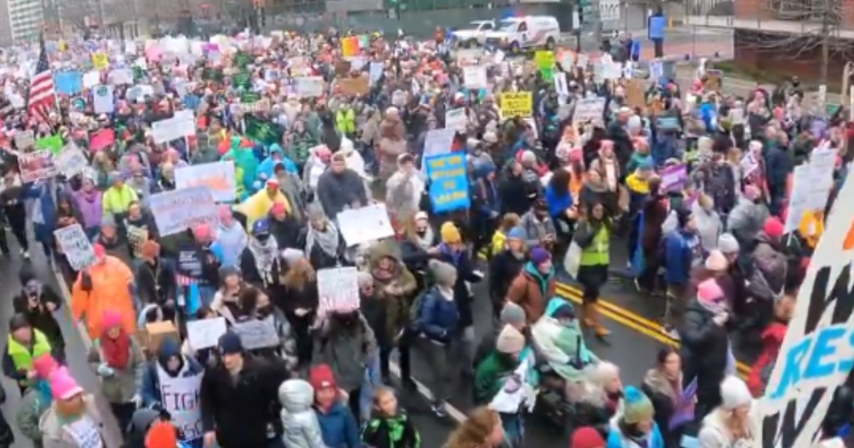 Mii de manifestanți au ieșit pe străzile din Washington scandând împotriva lui Trump | VIDEO