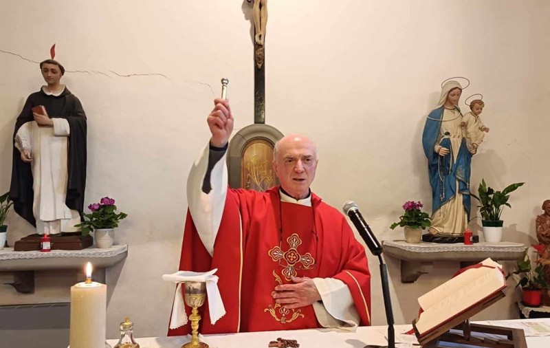 Un preot din Italia sfințește telefoanele și tabletele enoriașilor săi: „Așa îi protejez de știri false”