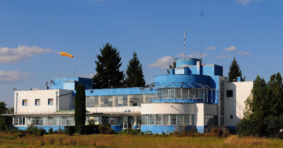 aerodromul Cioca are clădirile vopsite în albastru și alb