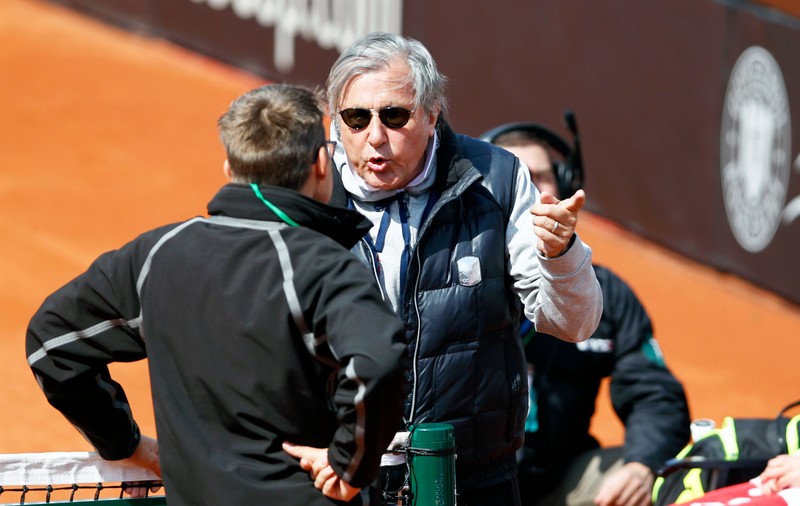Ilie Năstase susține că rasismul nu e o problemă în România. În trecut, a fost amendat de CNCD, după ce a spus că i-ar deporta pe țigani