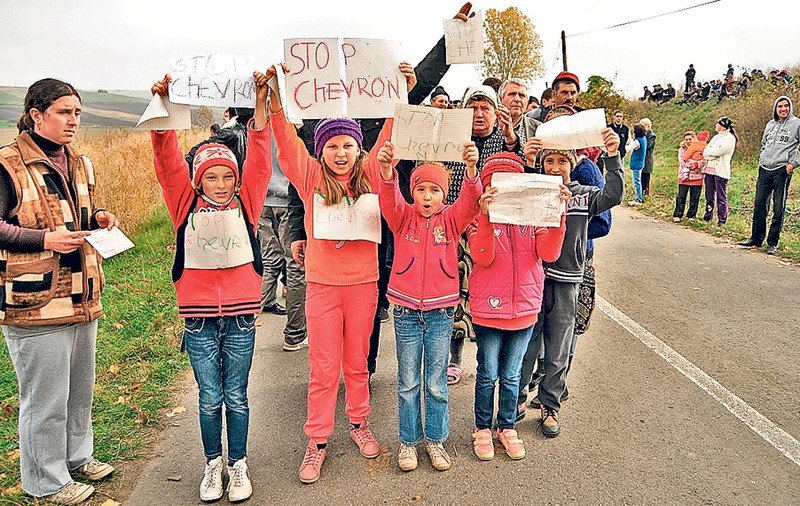 Tot satul în stradă! Oamenii din Siliştea, Vaslui, sunt în a treia zi de proteste anti-Chevron