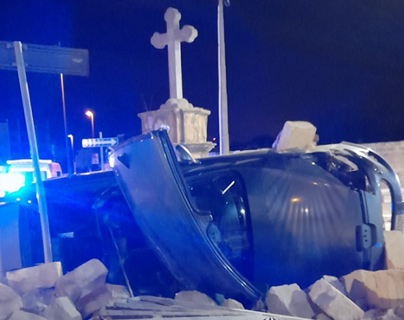 Un român de 20 de ani a murit la volanul mașinii sale, urmărit de poliție, în Italia. O tânără însărcinată era cu el și a fost grav rănită