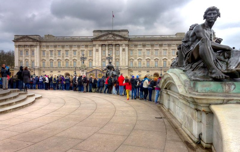 Alertă la Palatul Buckingham. Un tânăr a forțat intrarea, după ce a escaladat zidurile