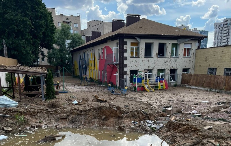 Bomba căzută pe terenul de joacă al unei grădinițe din Kiev a produs un crater uriaș