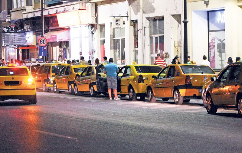 Circulăm în taxiuri cu probleme. O razie a polițiștilor și a inspectorilor RAR a scos la iveală un fapt îngrijorător