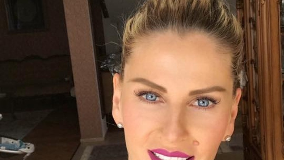 Andreea Bănică și-a făcut selfie în toaleta unui local