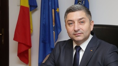 alin-tise-in-costum-in-birou