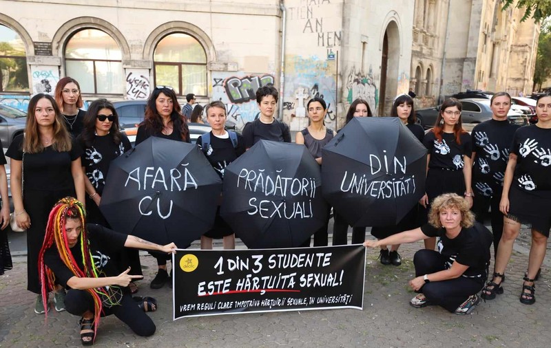 Protest în Piața Universității față de hărțuirea sexuală din mediul academic și abuzurile „suferite în tăcere de multe studente”