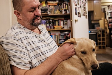 Cătălin și cățelușa Nala, în livingul familiei din Rugby, UK