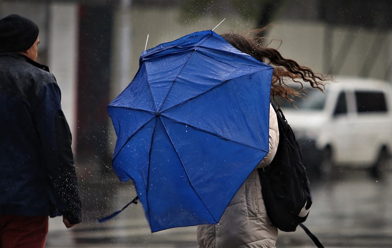 Noi avertizări meteo de vreme rea în toată țara. Ploi și vijelii, până diseară. Cum va fi vremea la București