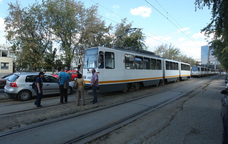 1 Decembrie. SCANDAL MONSTRU în tramvaiul 41. BĂTAIE între CĂLĂTORI pentru DRUMUL spre PARADĂ