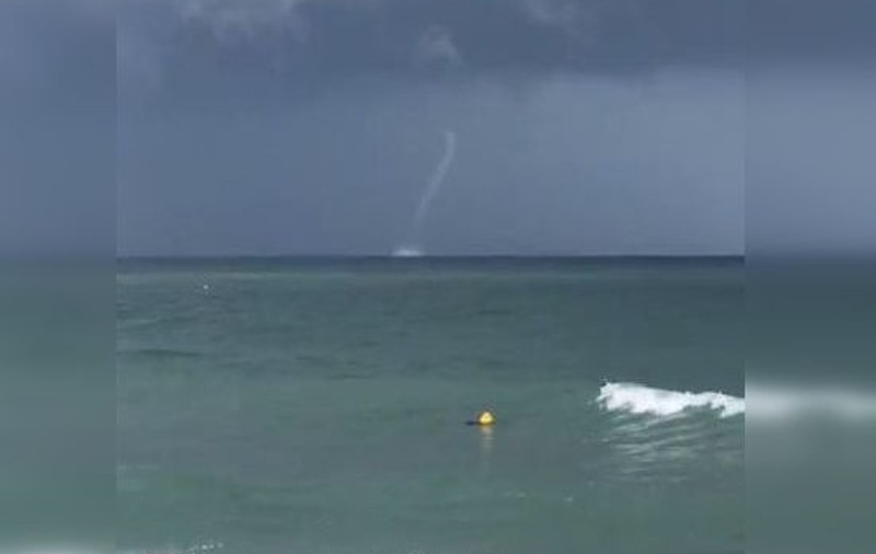 Trombă marină, filmată la Eforie Nord. Turiștii au crezut că e o tornadă / VIDEO