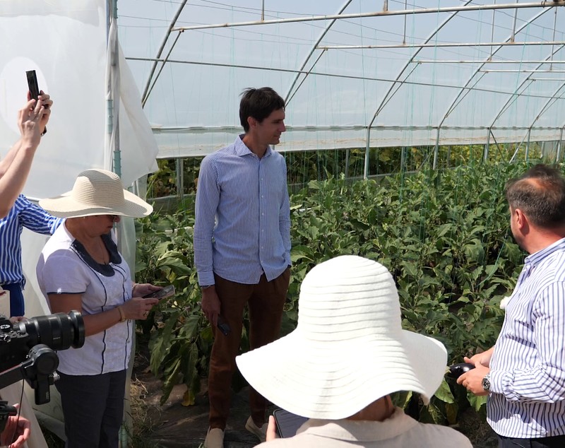 Ciprian Tătărușanu s-a apucat de agricultură și cultivă ardei iuți, dovlecei și vinete pe o suprafață de 10 hectare, în județul Dâmbovița