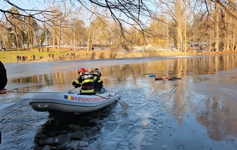 Un copil de 5 ani a căzut în lacul înghetaț din Parcul Romanescu din Craiova. 6 bărbați au sărit să-l salveze, 2 nu au mai putut ieși singuri