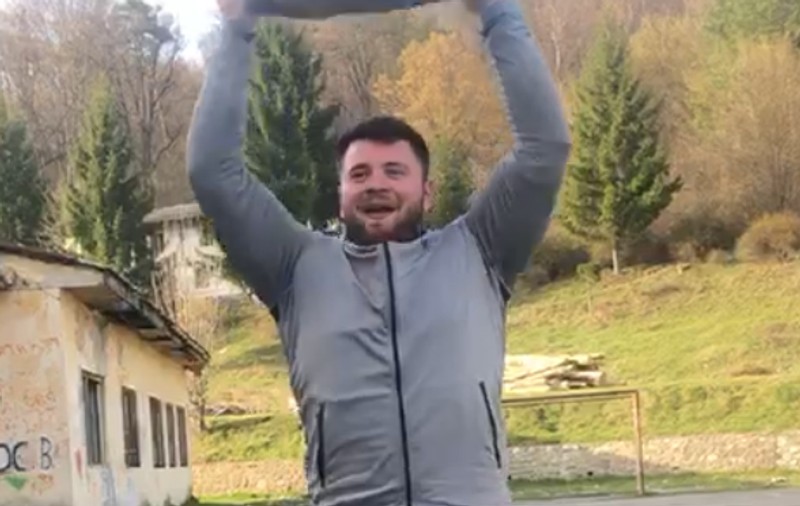 VIDEO | Rareș Toader ridică bolovani de 50 de kilograme în izolare. Atletul se pregătește la Căciulata pentru calificarea la JO 2021