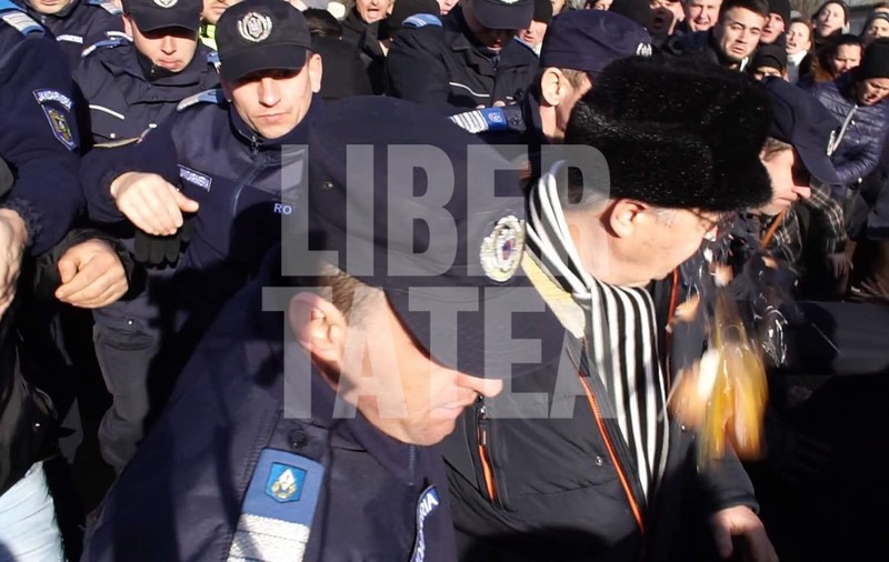 Revoltă în județul Botoșani. Sute de oameni au ieșit în stradă și l-au atacat cu ouă pe primar dintr-un motiv uluitor