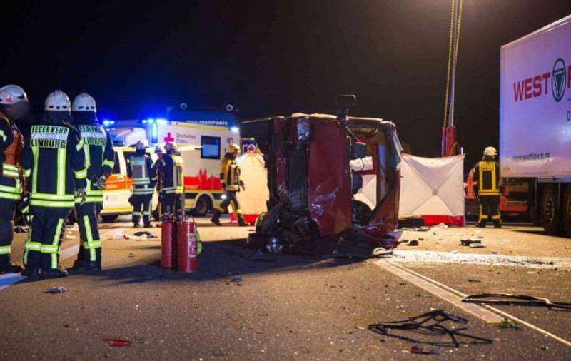 Un microbuz în care se aflau zece români a fost implicat într-un teribil accident în Germania. O femeie a murit. Toți conaționalii noștri au ajuns la spital