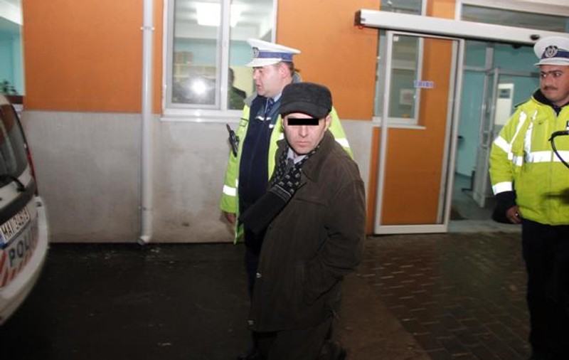 Incredibil! Un şofer beat a adormit la volanul maşinii fix pe liniile de tramvai