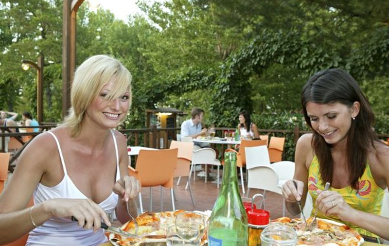 Studiu: Românii merg la restaurant să se ”răsfețe” cu mâncare nesănătoasă